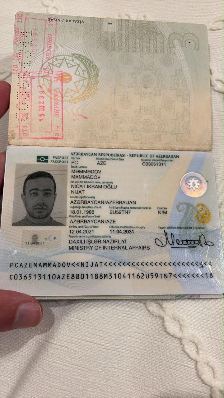 صورة الصفحة الأولى من جواز السفر