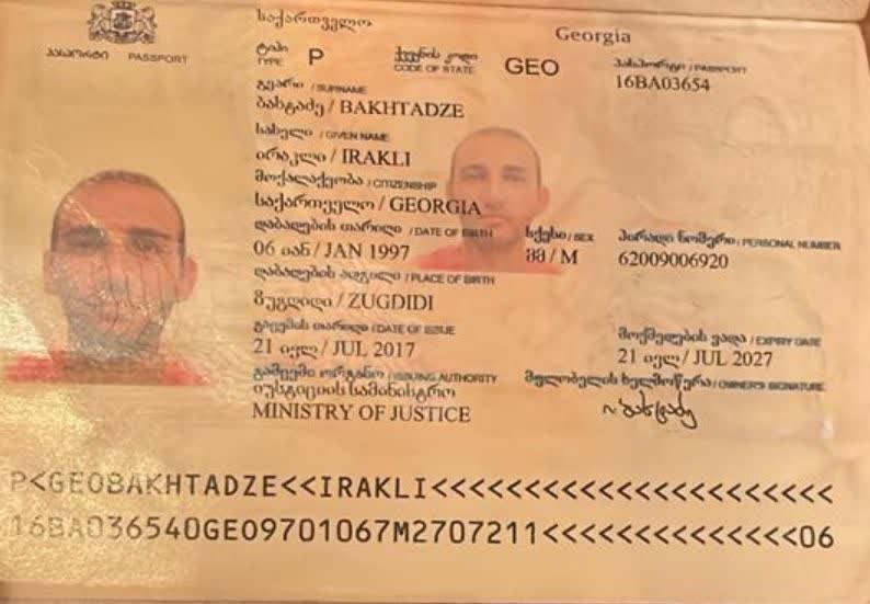 صورة الصفحة الأولى من جواز السفر