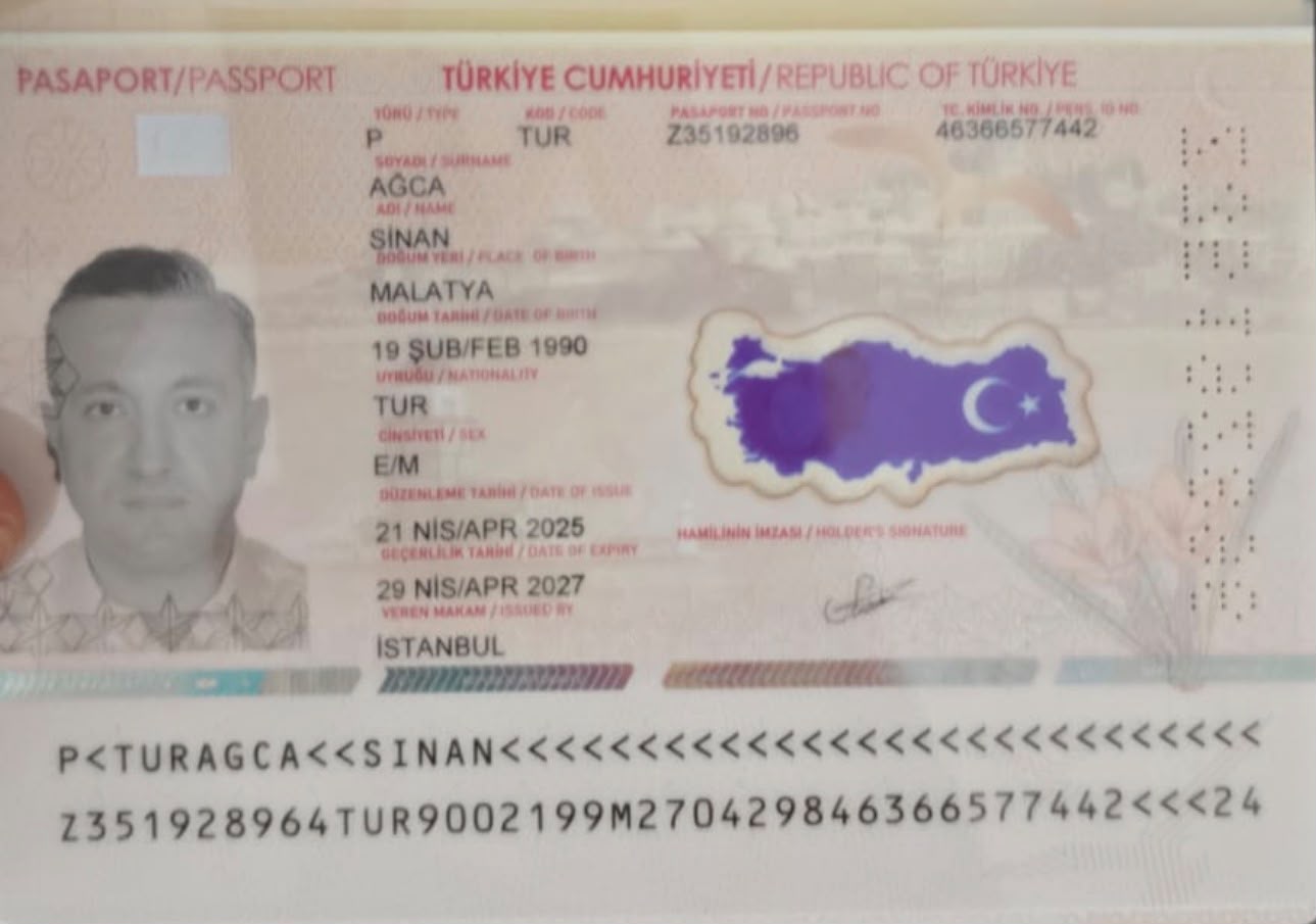 صورة الصفحة الأولى من جواز السفر