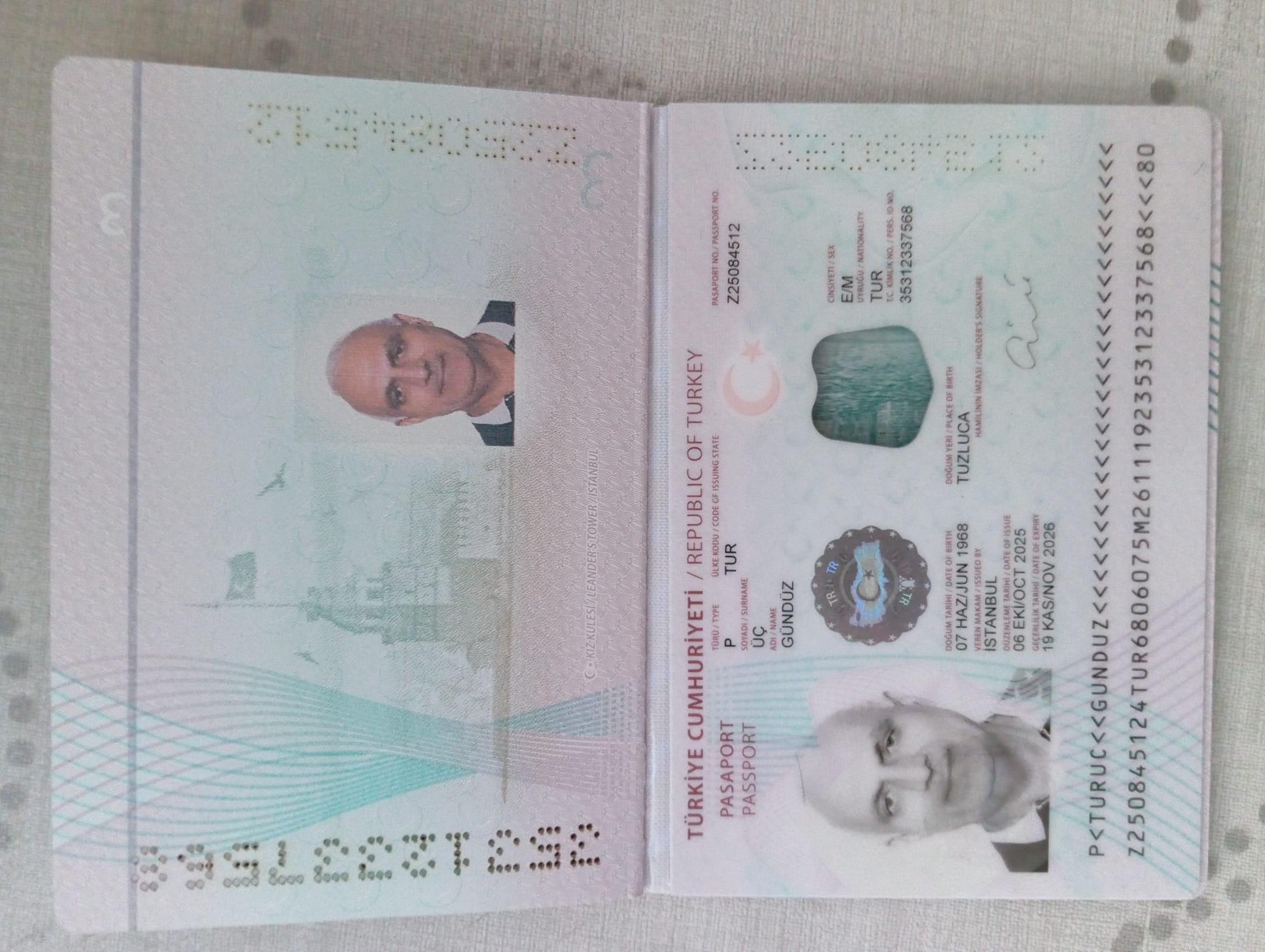 صورة الصفحة الأولى من جواز السفر